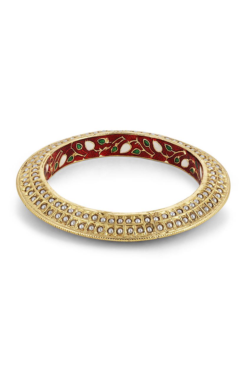 A closeup of a golden jadau kada from BenzerWorld ethnicwear store.