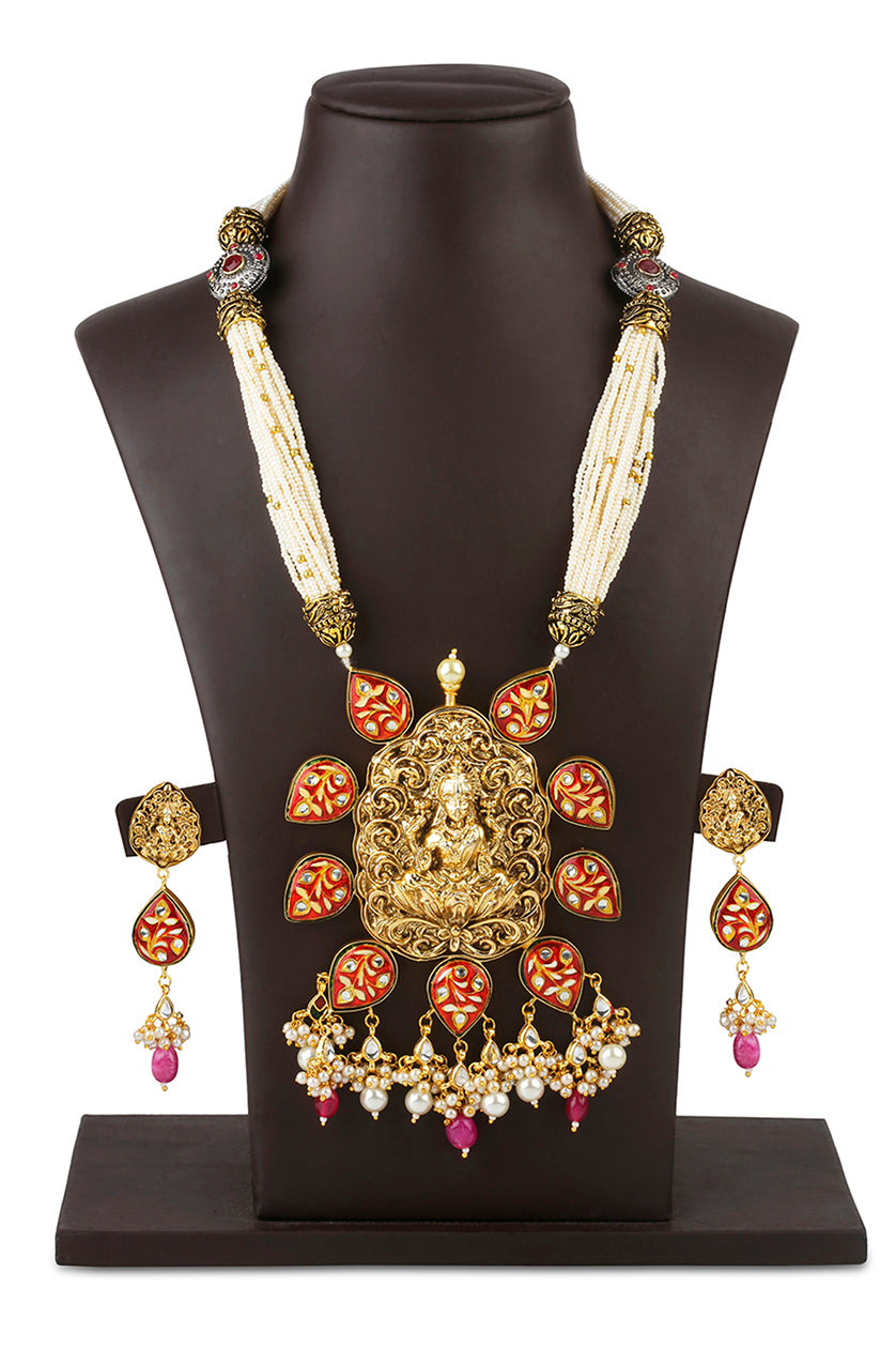 A closeup of temple jewellery with saraswati pendant from BenzerWorld ethnicwear store, resting on a bust.