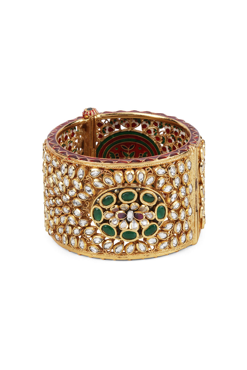 A closeup of very broad kada in vilandi from BenzerWorld ethnicwear store.
